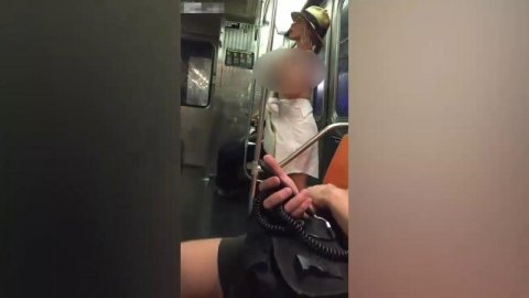 Metroda çılpaq qadın həyəcanı - Bir anda soyunmağa başladı - VİDEO