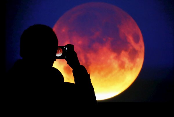 Bu gün XXI əsrin ən uzun "Qanlı Ay" tutulması olacaq