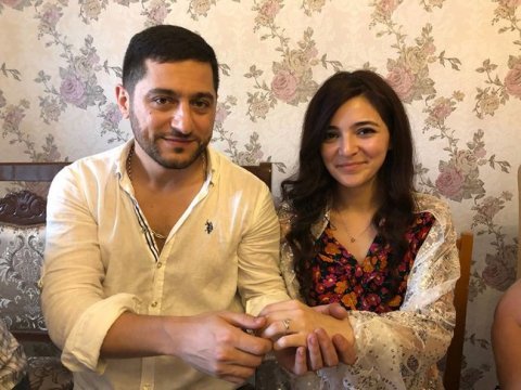 Əməkdar artist özündən 14 yaş kiçik xanımla nişanlandı - FOTO