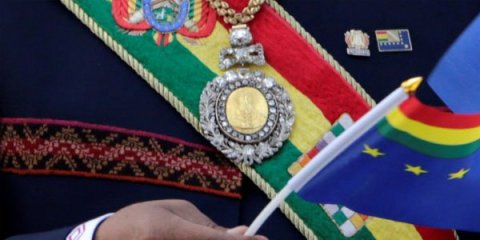 Fahişəxanaya gedən zabit dövlət başçısının medalını oğurlatdı