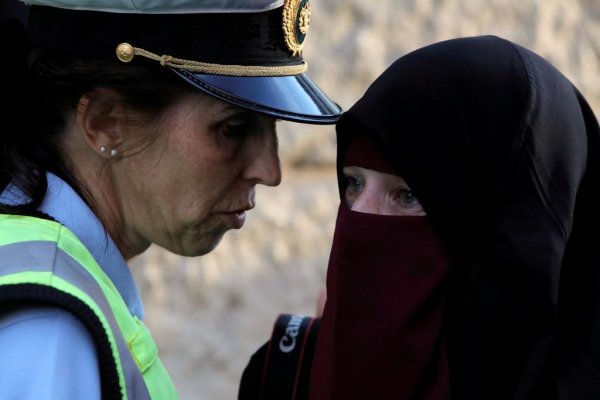 Dünyanın diqqətini çəkən görüntü - Polis niqablı qadını qucaqladı, ağladılar - FOTO