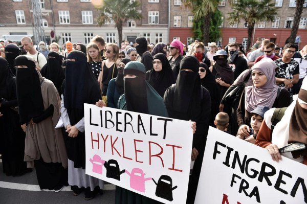 Dünyanın diqqətini çəkən görüntü - Polis niqablı qadını qucaqladı, ağladılar - FOTO