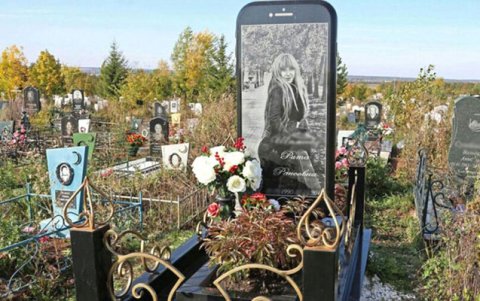 Ölən qıza “iPhone” başdaşı qoyuldu - FOTO