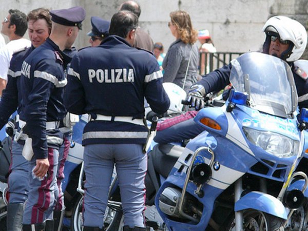 İtaliyada qadın rastına çıxanlara hücum etdi: 4 nəfəri bıçaqladı