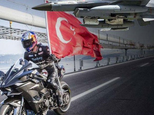 Türkiyəli millət vəkili motosikletlə F-16 qırıcısı ilə yarışacaq