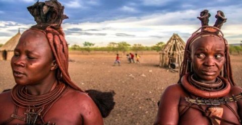 Qırmızı qadınları ilə məşhur Himba qəbiləsinin qeyri-adi doğum ənənəsi
