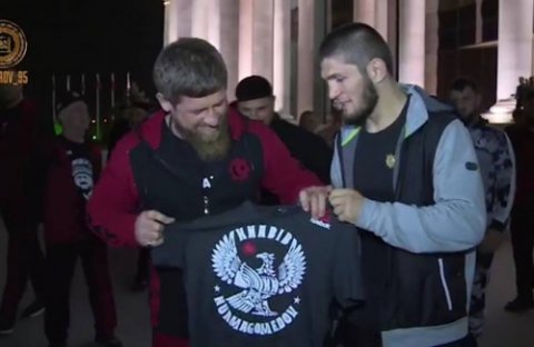 Kadırov Həbibə maşın, atasına fəxri ad verdi - VİDEO Kadırov Həbibə maşın, atasına fəxri ad verdi - VİDEO