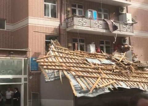 Külək Mehdiabadda fəsadlar törətdi: 3 binanın dam örtüyü dağıldı