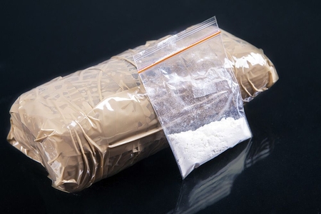 Sumqayıtda polisin saxladığı avtomobildən 1,1 kiloqram heroin aşkarlanıb