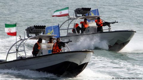 İran qayıqları ABŞ hərbi gəmisinə yaxınlaşdı
