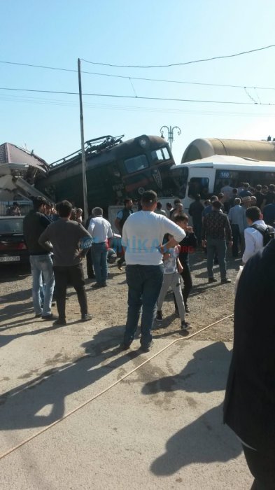 Bakıda avtobusla qatar toqquşdu: 13 yaşlı uşaq öldü, 26 nəfər yaralandı (FOTO/VİDEO/YENİLƏNİB)