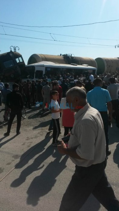 Bakıda avtobusla qatar toqquşdu: 13 yaşlı uşaq öldü, 26 nəfər yaralandı (FOTO/VİDEO/YENİLƏNİB)