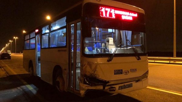 Bakıda daha bir sərnişin avtobusu qəzaya uğradı - Sürücü yatdı...