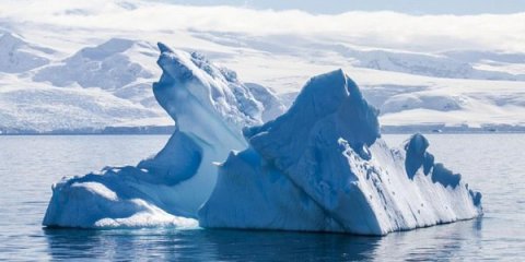Antarktikada nəhəng buz parçası qopub