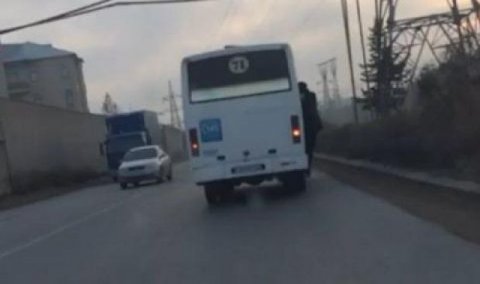 Bakıda 71 nömrəli avtobus - qapısı açıq sərnişin daşıyır (VİDEO)