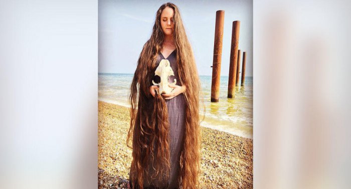 Britaniyalı "su pərisi" 20 ildir saçlarını yumur - FOTO