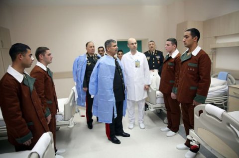 Müdafiə naziri hospitalda müalicə olunan hərbi qulluqçularla görüşüb 