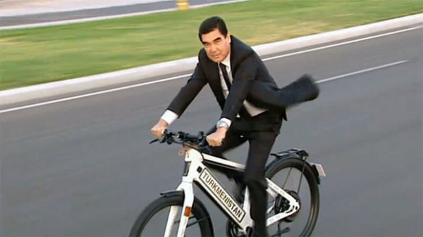 Türkmənistan prezidenti iclasa velosipedlə gəldi