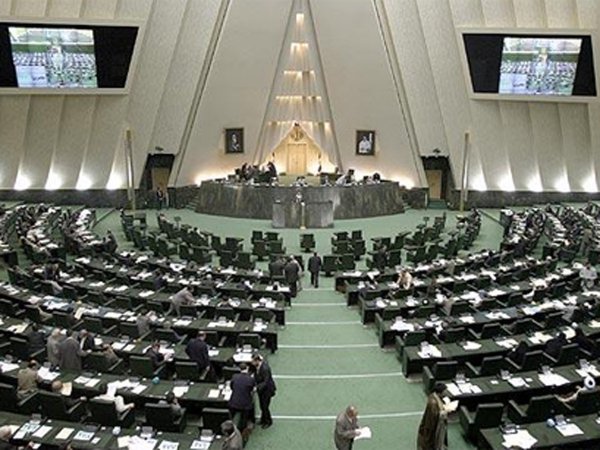 İran parlamentində kütləvi istefalar