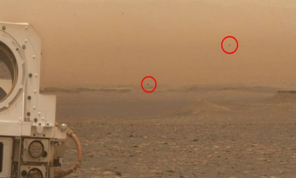 Mars səmasında uçan obyektlər göründü 