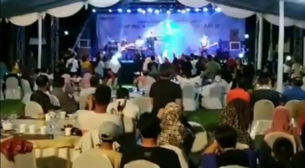 Sunami dağlası pop qrupunu səhnədə vurdu – Video