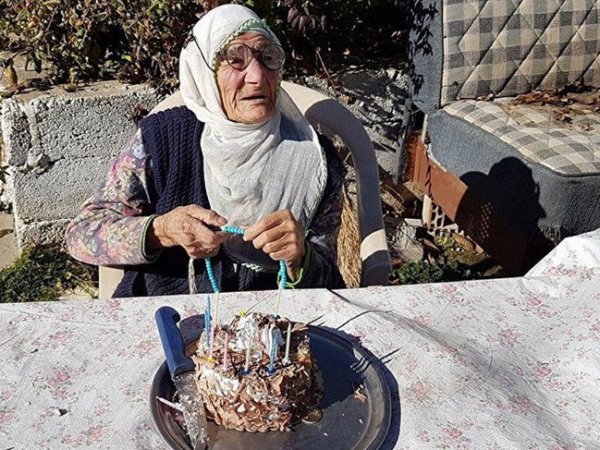 Doğum gününü ilk dəfə 102 yaşında qeyd edən qadın