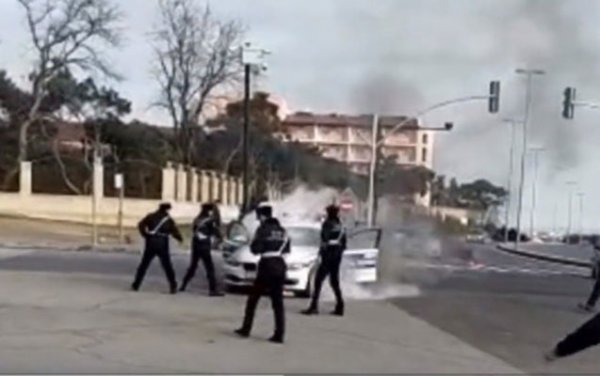 Bakıda yol polisinin maşını yandı – Video