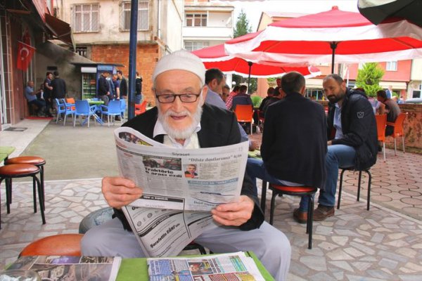 84 yaşlı kişi qəzet oxumaq üçün 4 kilometr yolu piyada gedib gəlir 