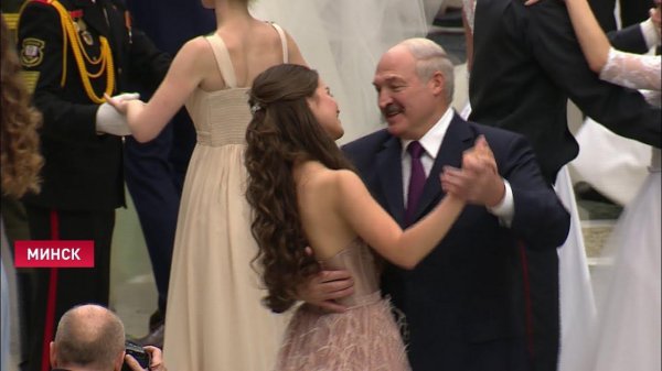 Lukaşenko 2018 gözəli ilə rəqs etdi
