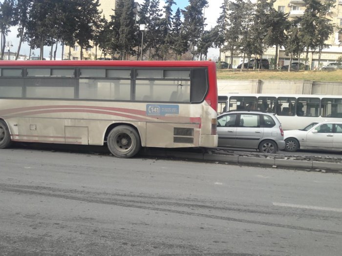 Bakıda sərnişin avtobusu qəzaya düşdü: xəsarət alan var - FOTOLAR