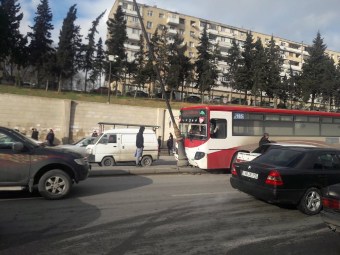 Bakıda sərnişin avtobusu qəzaya düşdü: xəsarət alan var - FOTOLAR