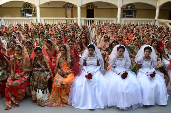 İş adamı atasız olan 261 qızı evləndirdi 
