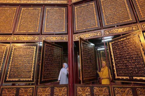 Taxtadan hazırlanmış ən böyük Quran İndoneziyadadır