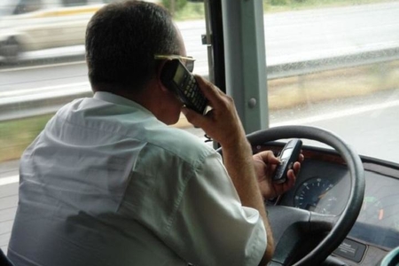 Sükan arxasında telefonla danışan avtobus sürücüsü cəzalandırıldı (FOTO)