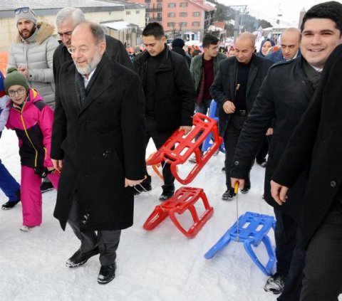 Keçmiş nazir qarda belə əyləndi