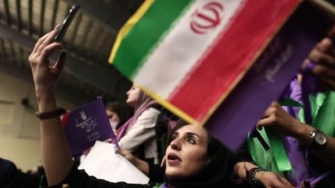 İran qadınları İnstagrama görə üsyan etdi - "Bağlamayın!"