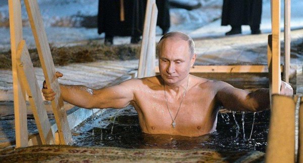 Putin dini bayram üçün buz kimi suya girdi