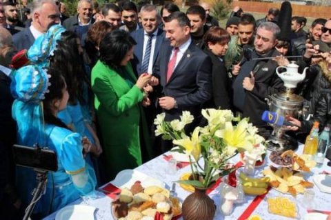 Zurabişvili azərbaycanlı deputatla yumurta döyüşdürdü 