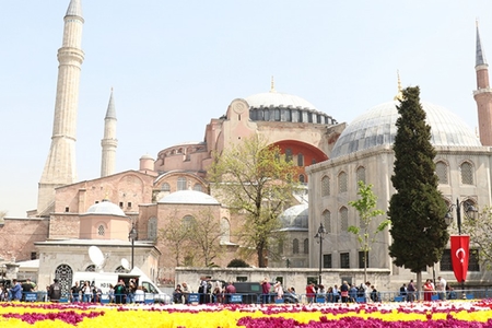 İstanbulda dünyanın ən böyük “Lalə xalçası” hazırlanıb - Şəkil