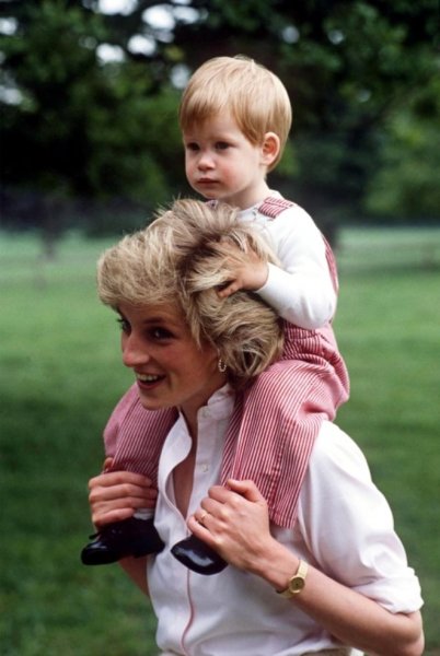 Ölümündən 22 il sonra şahzadə Diana haqqında ilginc iddia: Çirkli qabları yuyar, ayaqqablarını çıxararaq...