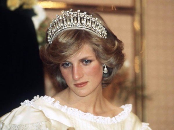 Ölümündən 22 il sonra şahzadə Diana haqqında ilginc iddia: Çirkli qabları yuyar, ayaqqablarını çıxararaq...