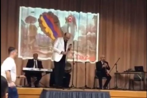 Eyyub Yaqubov Laçının işğal günü erməni bayrağı ilə konsert verib?