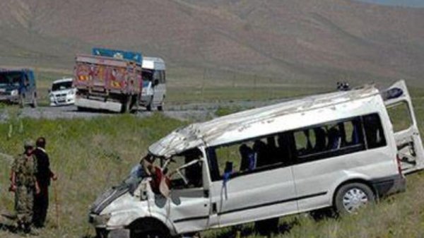 Şəkidə turistləri daşıyan avtobus qəzaya uğradı