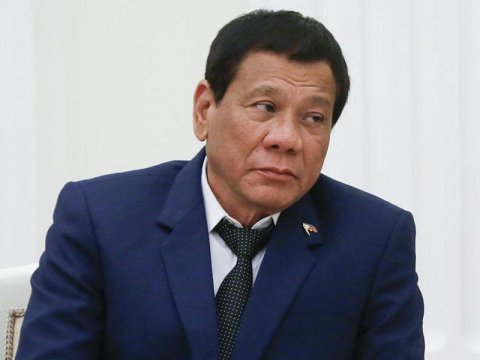 Filippin prezidenti motosikletdən yıxıldı