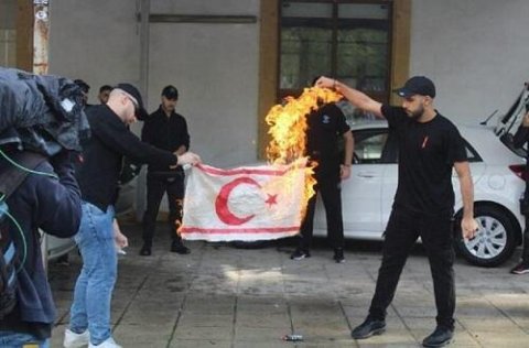 Yunanlar türk bayrağını yandırdı: BMT-yə müraciət... -Şəkil