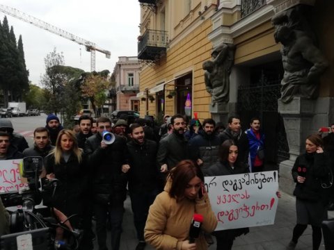 Tiflisdə aksiyaçılar Gürcüstan prezidentinin sarayını qıfıllamağa cəhd ediblər
