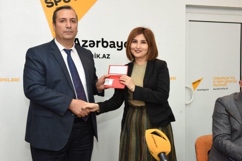 Bir qrup Azərbaycan jurnalistlərinə “Beynəlxalq media vəsiqəsi” verildi - ŞƏKİLLƏR