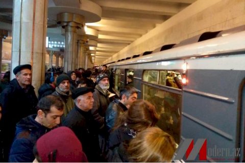 Bakıda metroya “zırpaket” atdılar: qatarlar dayandı