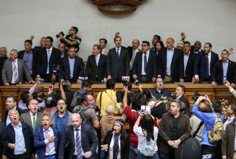 Venesuela müxalifəti parlament binasını ələ keçirdi, Quaydo and içdi 