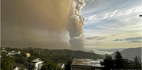 Vulkan partladı, 80 min nəfər evakuasiya olundu: Göydən kül və daş yağır